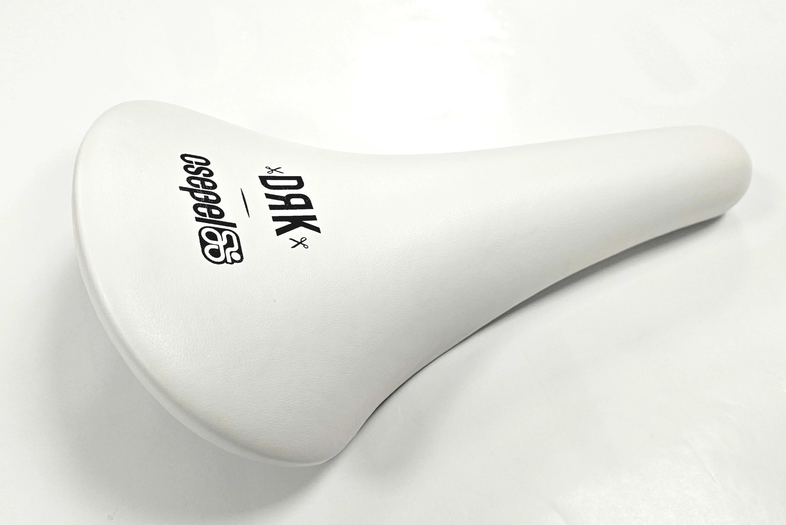 Cs nyereg puhos velo fehér drk/csepel logo vl-1356